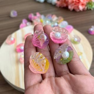 Aplique Concha com pérola 2cm (10 ou mais unidades) Sortidas - Para laços e tiaras festa sereia lembrancinha fundo do ma em Oferta na Shopee