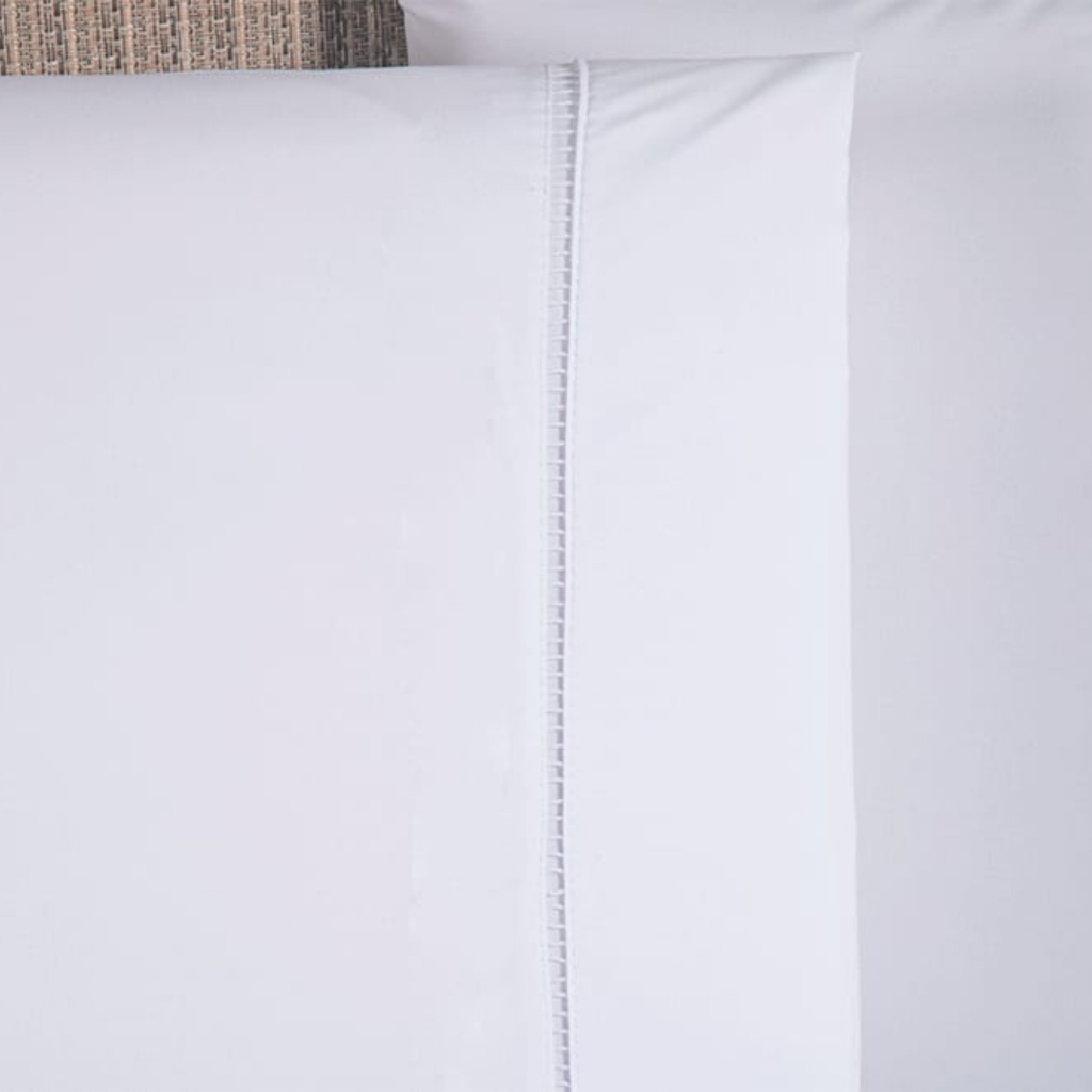 Kit Com 10 Fronha Branca  Micropercal 200 Fios Ponto Palito 70x50cm Toque Macio