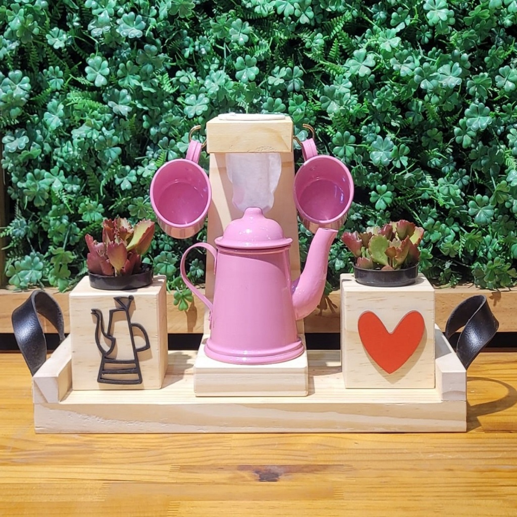 Enfeite  Bule + 2 Xícaras Mini Coador + Bandeja Madeira + 2  Cachepot Vaso