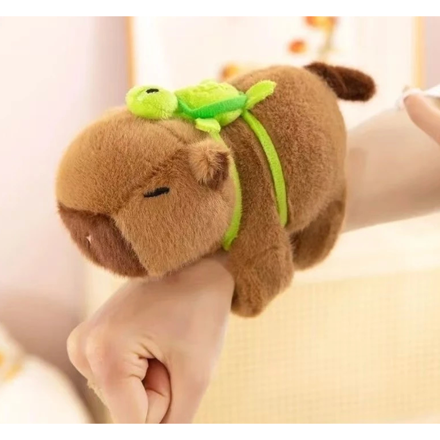 Pulseira de Pelúcia Capivara Fofa Brinquedos Bate Enrola Com Mochilinha Tartaruga com cauda girando em Oferta na Shopee