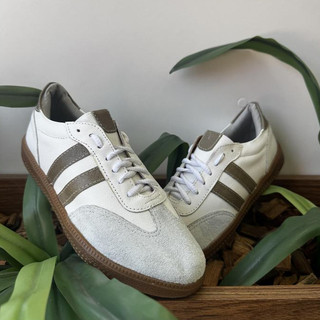 Tênis Unissex em Couro Legítimo Branco com Detalhes Verde Musgo– Elegância e Conforto Premium