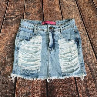 saia jeans modelo rasgado na coxa 38, saia jeans com barra desfiada 38, saia jeans cor clara estilosa (bazar, desapego)