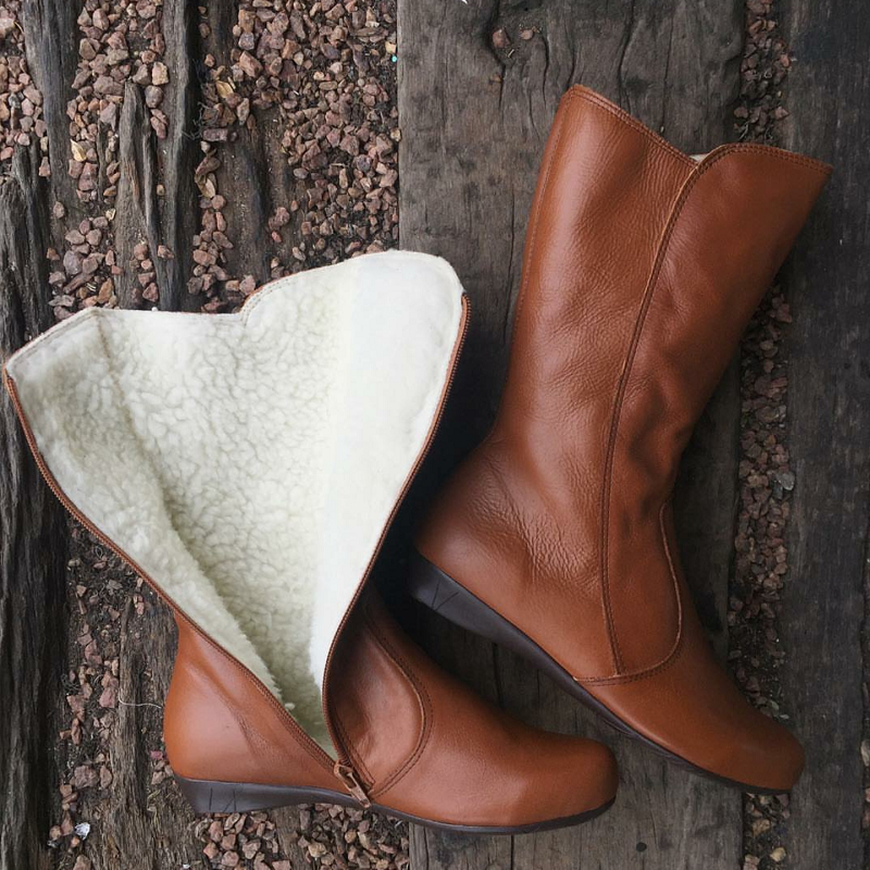 Bota cano médio sem salto em couro legítimo e forrada com lã térmica, salto anabela 2,5cm artesanal