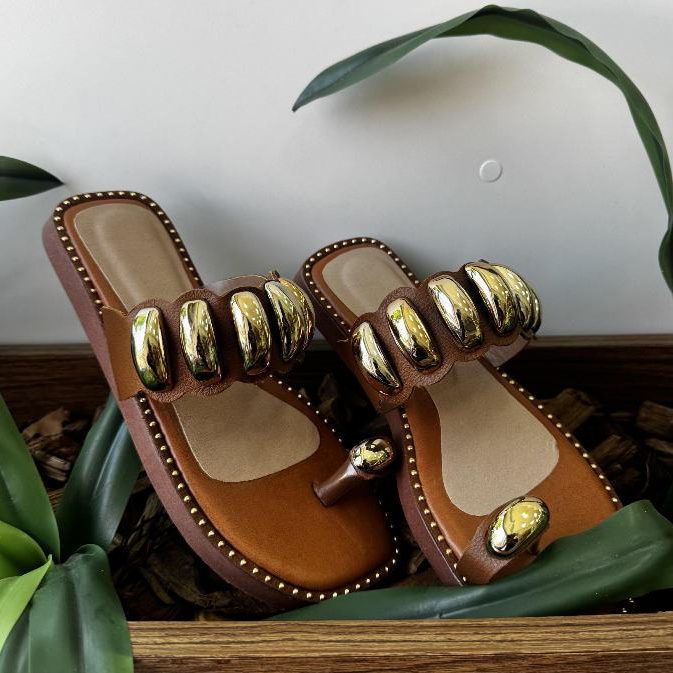 Sandália Flat em Couro Legítimo com Detalhes Dourados – Conforto e Sofisticação