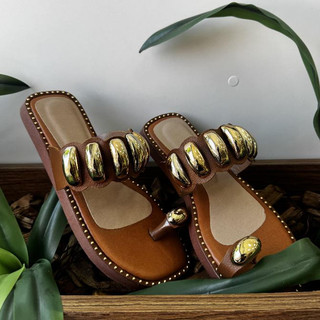 Sandália Flat em Couro Legítimo com Detalhes Dourados – Conforto e Sofisticação