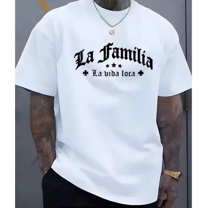 Camisa Camiseta LA FAMÍLIA Lançamento Premium Confortável Estilosa Perfeita Dia e Noite Em Duas Cores 100% Algodão