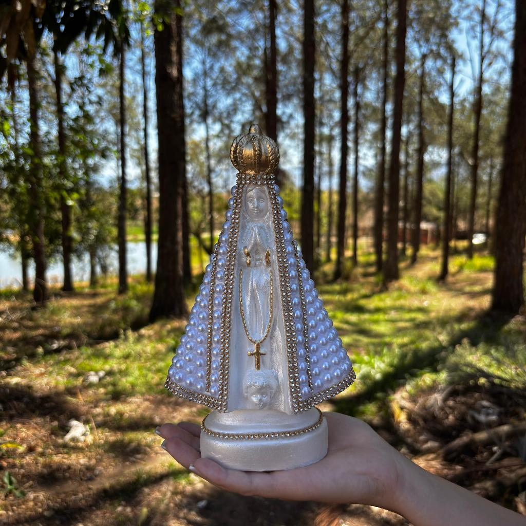 Nossa Senhora Aparecida 23cm Com Perolas na Cor Branca, Com Detalhes Dourados e Strass. — imagem 2 de 2
