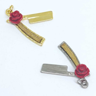 PINGENTE DE NAVALHA COM ROSA E DETALHE EM MADEIRA em Oferta na Shopee