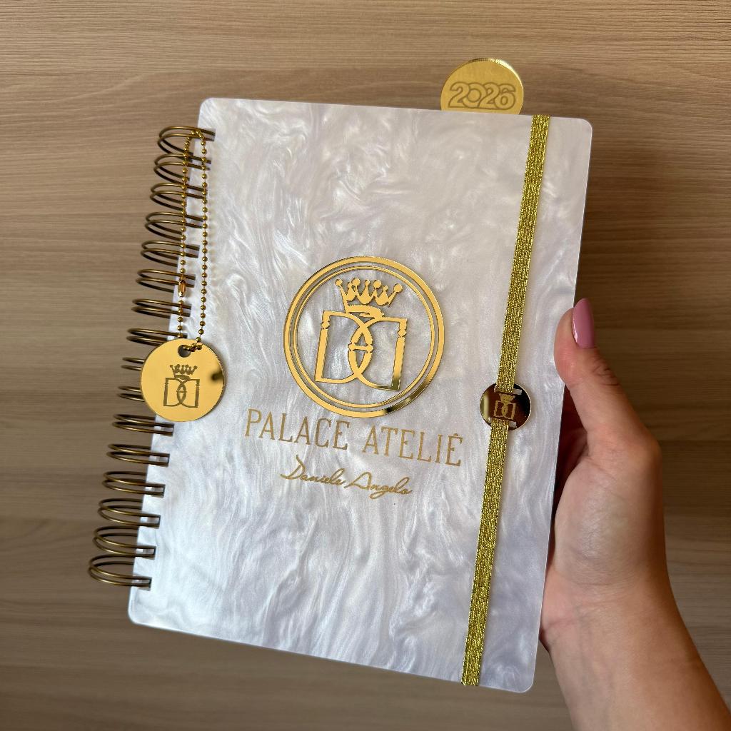 AGENDA 2026 COM CAPA PERSONALIZADA EM ACRILICO MADREPEROLA 15X21CM COM MARCA PÁGINA