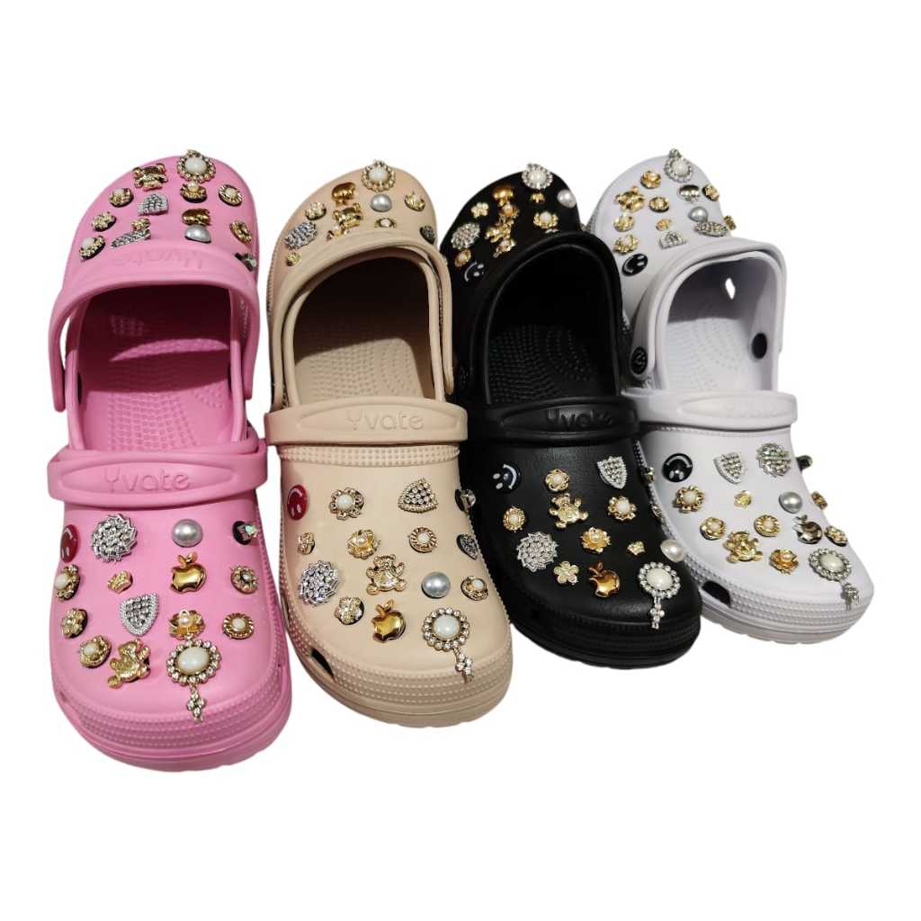 SANDÁLIA BABUCHE COM 12 PARES DE PINS BÓTONS PINGENTES  NUVEM MACIA EVA CONFORTÁVEL