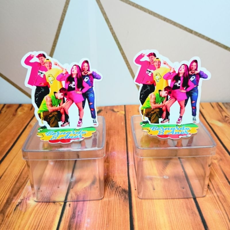 Apliques 3D para Latinha ou Caixa Acrílico 5x5 - Personalizado Casa Dos Rosas Emilly Vick( Qualquer Tema)