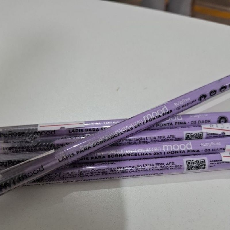 Lápis de Sobrancelhas  2x1 ponta fina dark/ Medium / Lápis retratil Preto Mood Ruby Rose