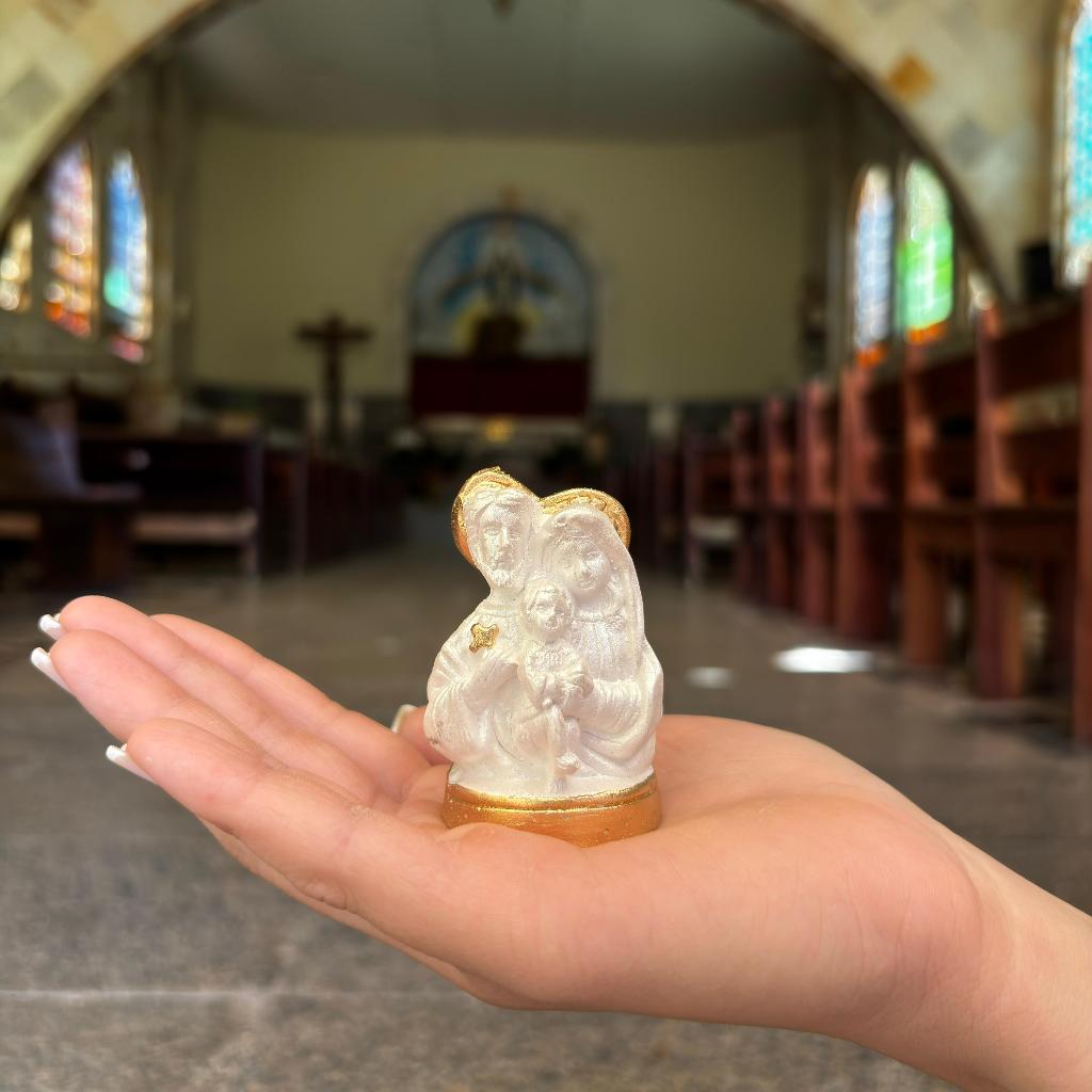 kit com 10 Mini Sagrada Familia 7cm, Com detalhes Dourados, Para Decorações.