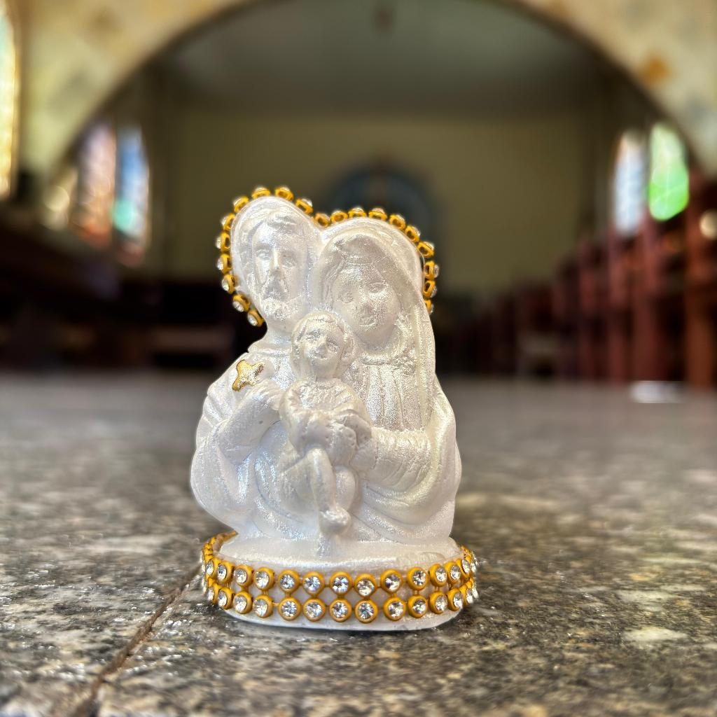 Kit Com 5 Mini Sagrada Familia 7cm, Perolada Com Detalhes Em Strass Dourado. em Oferta na Shopee