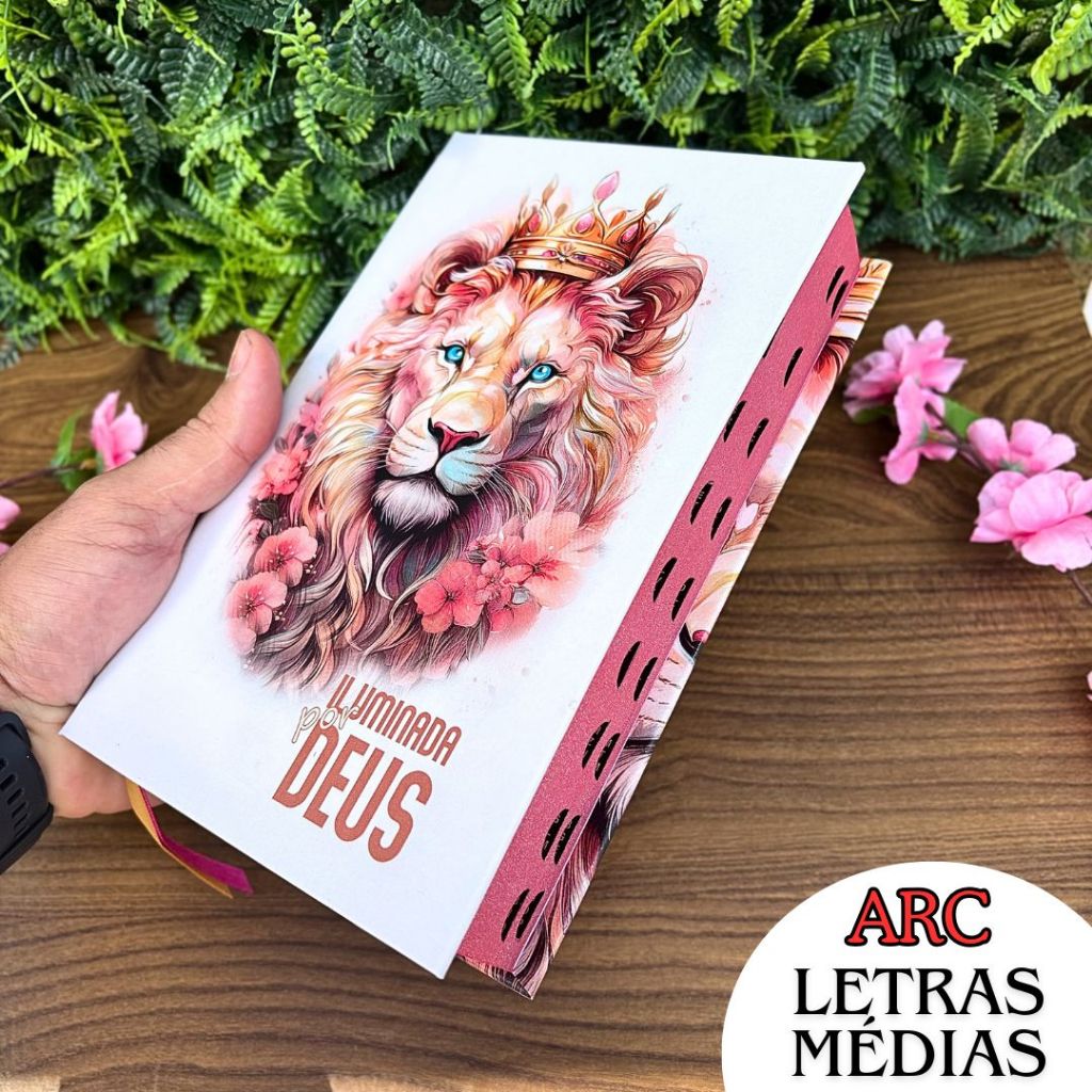 Bíblia Sagrada Feminina Leão Iluminada Por Deus Capa Dura LETRAS MÉDIAS Com Harpa e Índice Palavras de Jesus em Vermelho
