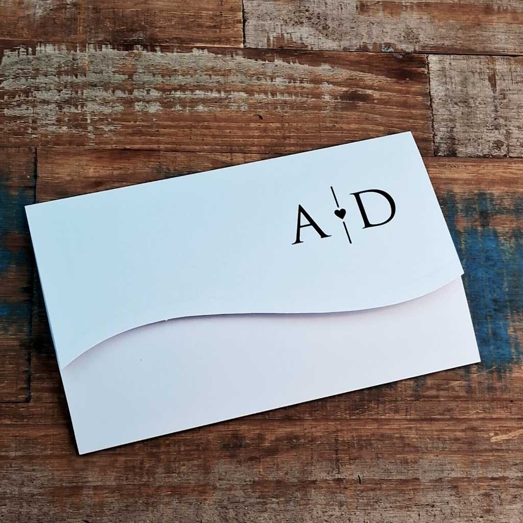 Envelope para convite de casamento cor branco inicial impresso em preto com corte ondulado
