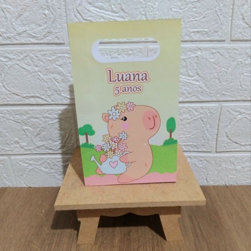 Sacolinha Personalizada Capivara Menina  tamanho (P) lembrancinha de festa aniversário