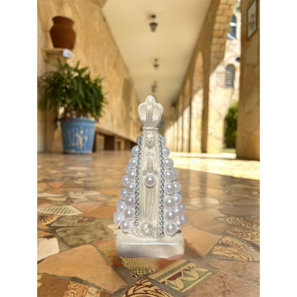Nossa Senhora Aparecida 10cm Pérolas Branca Com Detalhes em Strass Prata – Lembrança Religiosa