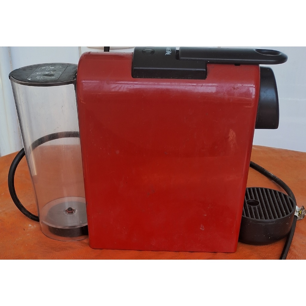 Cafeteira automática NESPRESSO Essenza Mini D30 vermelha 220 V com INMETRO