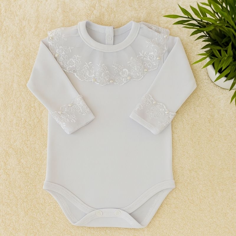 Body menina manga longa com detalhes na gola e punho em renda e aplicações em pérolas, Cor Branco. em Oferta na Shopee