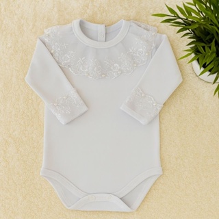 Body menina manga longa com detalhes na gola e punho em renda e aplicações em pérolas, Cor Branco. em Oferta na Shopee
