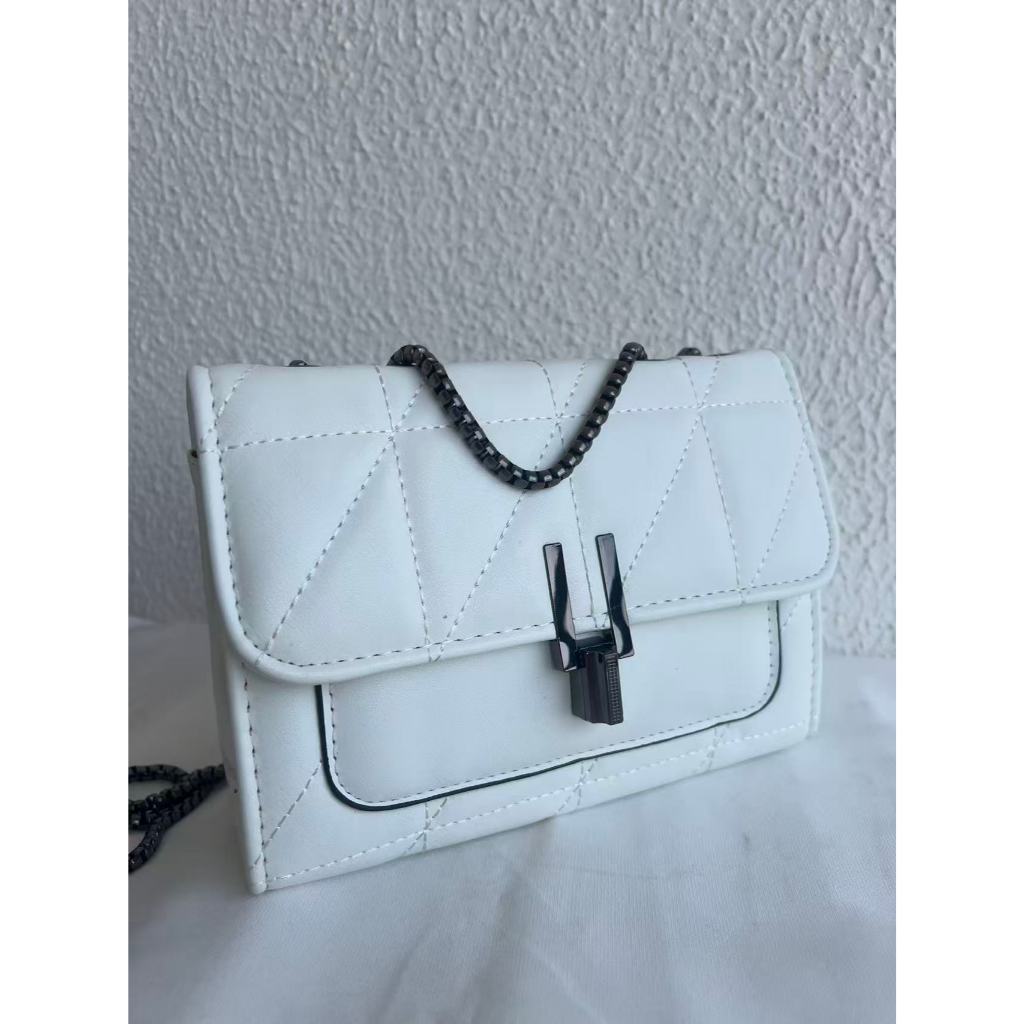 Bolsa transversal feminina quadrada com corrente bordada