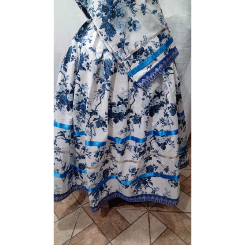 umbanda e candomblé conjunto de percal floridos com uma saia e um pano de cabeça com acabamento  lindo