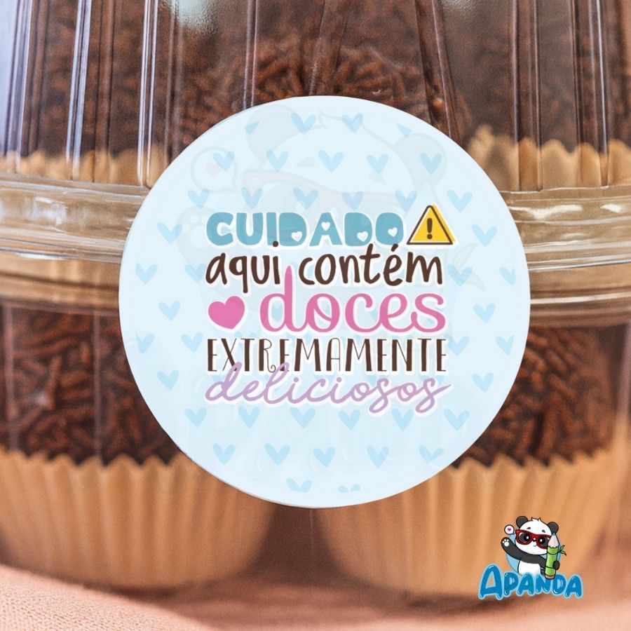 Adesivo Cuidado! Aqui contém doces extremamente deliciosos para Confeitaria 4x4cm | Apanda em Oferta na Shopee