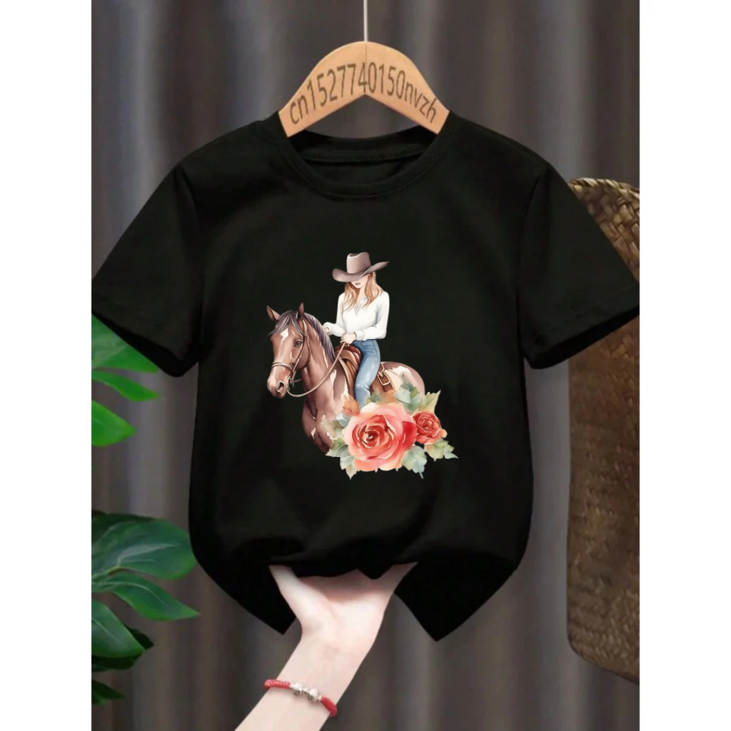 Camiseta Infantil Juvenil Unissex Country Cavalo com Menina de Chapéu Toque Floral Estilosa