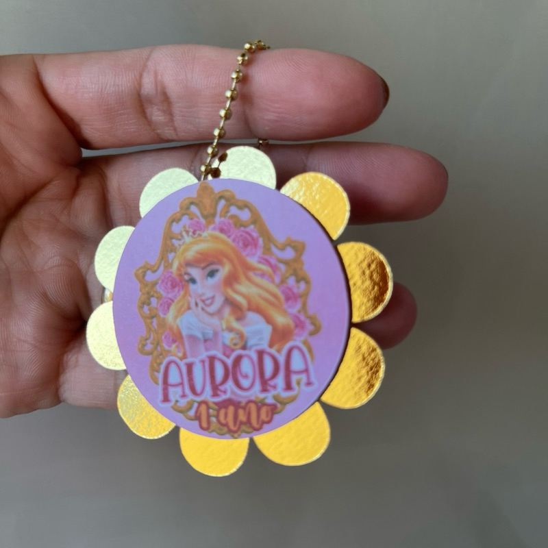 TAG APLIQUE Princessas Bela Adormecida com efeito 3d e correntinha- ESCOLHA SEU TEMA.