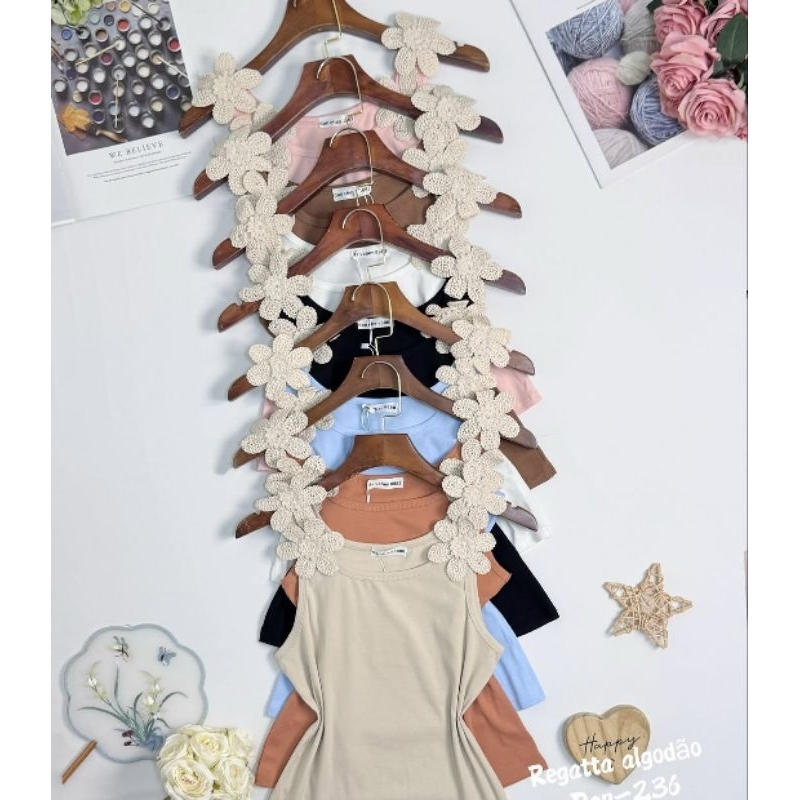 Regata feminina de algodão com florzinha na alça / Cores do verão