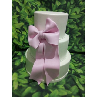 Bolo fake  com laço sem emenda e maciço, bases 15/20/25x 10 de altura em Oferta na Shopee