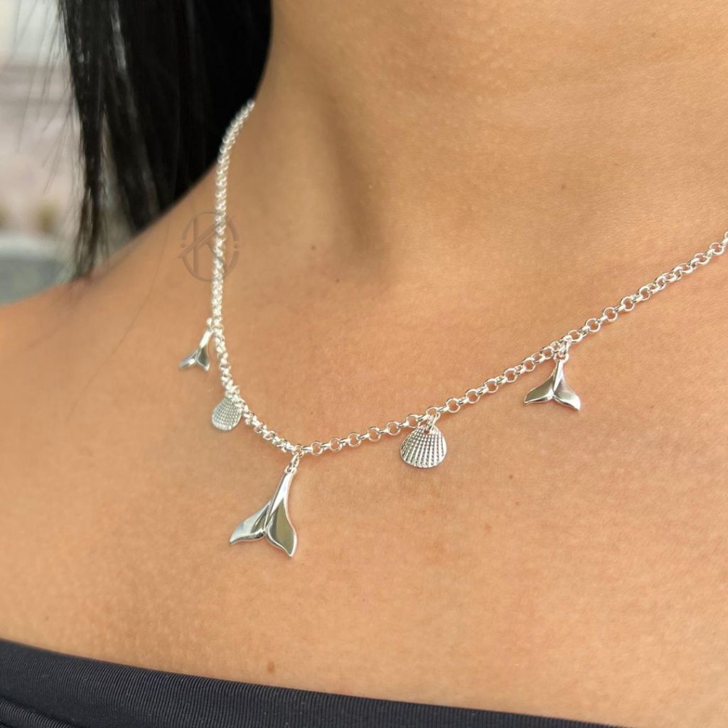 COLAR FEMININO COM PINGENTES CALDA DE SEREIA E CONCHAS – SEMIJOIA BANHADO A OURO 18k OU PRATA 925