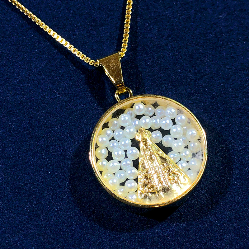Colar FOlheado a ouro 18k com Pingente tipo Relicário de Nossa Senhora Aparecida Com Pérolas artificiais