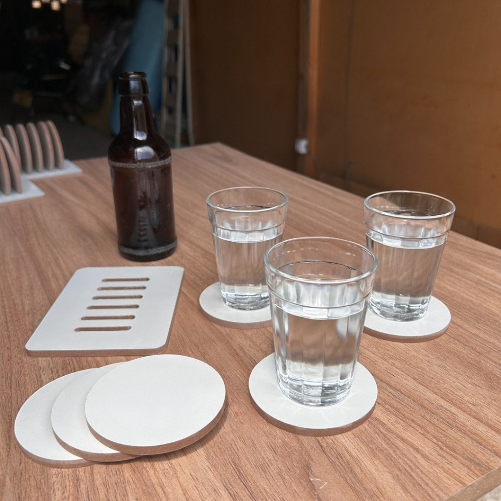 Bolacha Porta Copo Madeira Kit com 6 Peças Mais a Base, Porta Copo de Mesa, Descanso de Copo Premium