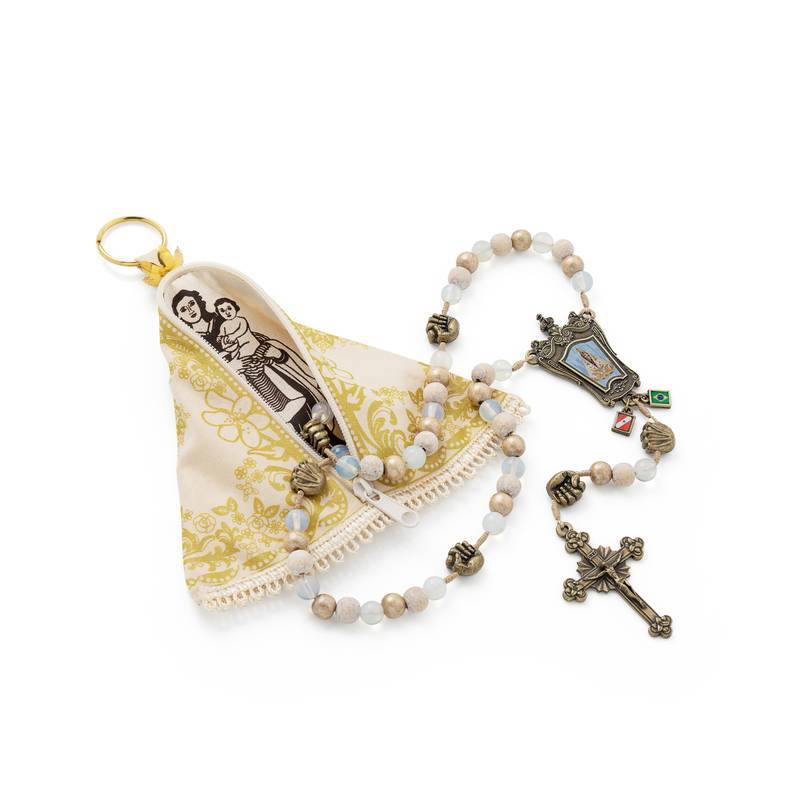 Terço Nossa Senhora de Nazaré A Fé Que Move Contas Douradas, Claras e Transparentes (8mm) com Bolsinha Manto - 43cm