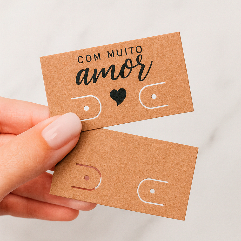 Tag pequena brinco acessórios "Com muito Amor" - Papel Kraft Ecológico - Tamanho 4,5x3,5cm