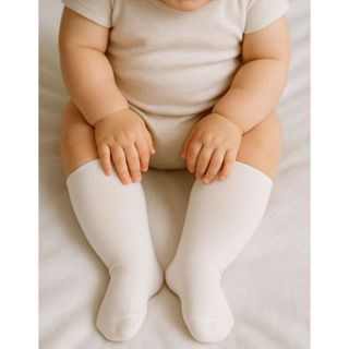 Meia Infantil Bebê Cano Longo Fina Unissex Cor Branca e Preta Confortável em Oferta na Shopee