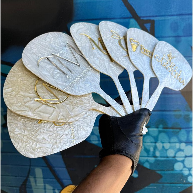 Espelho de Mão Elegante em Acrílico com Personalização Exclusiva.