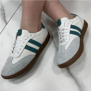 Tênis Feminino em Couro Legítimo Branco com Faixas Verdes – Estilo e Conforto Premium