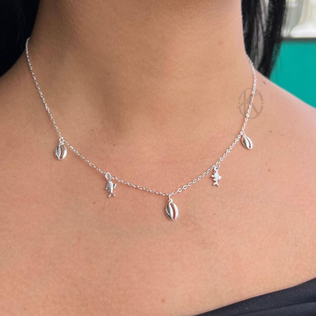 Colar Delicado Pingentes Búzios e Peixinhos |Linha Mar -  Semijóia Banhada a Ouro 18k ou Prata 925