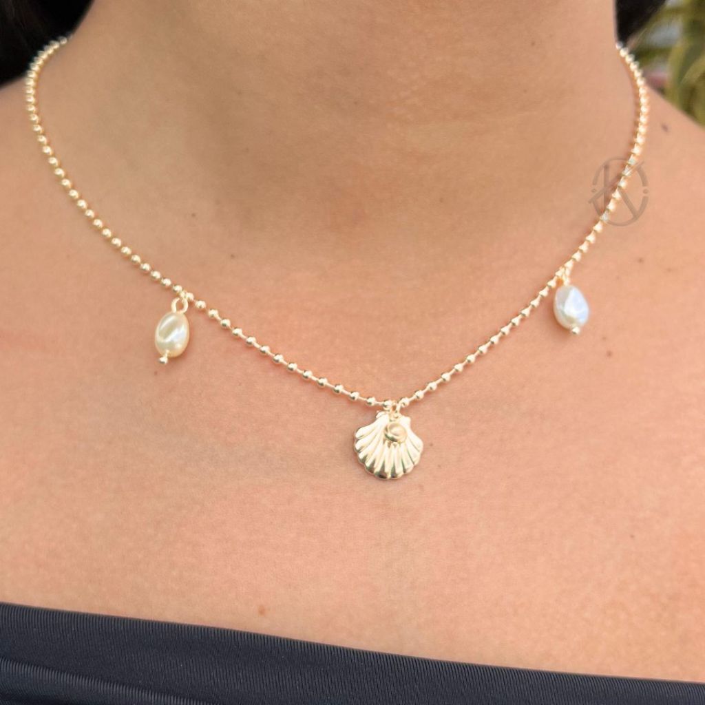 COLAR FEMININO DE BOLINHA COM PINGENTES DE MAR E PÉROLAS – SEMIJOIA BANHADO EM OURO 18k OU PRATA 925