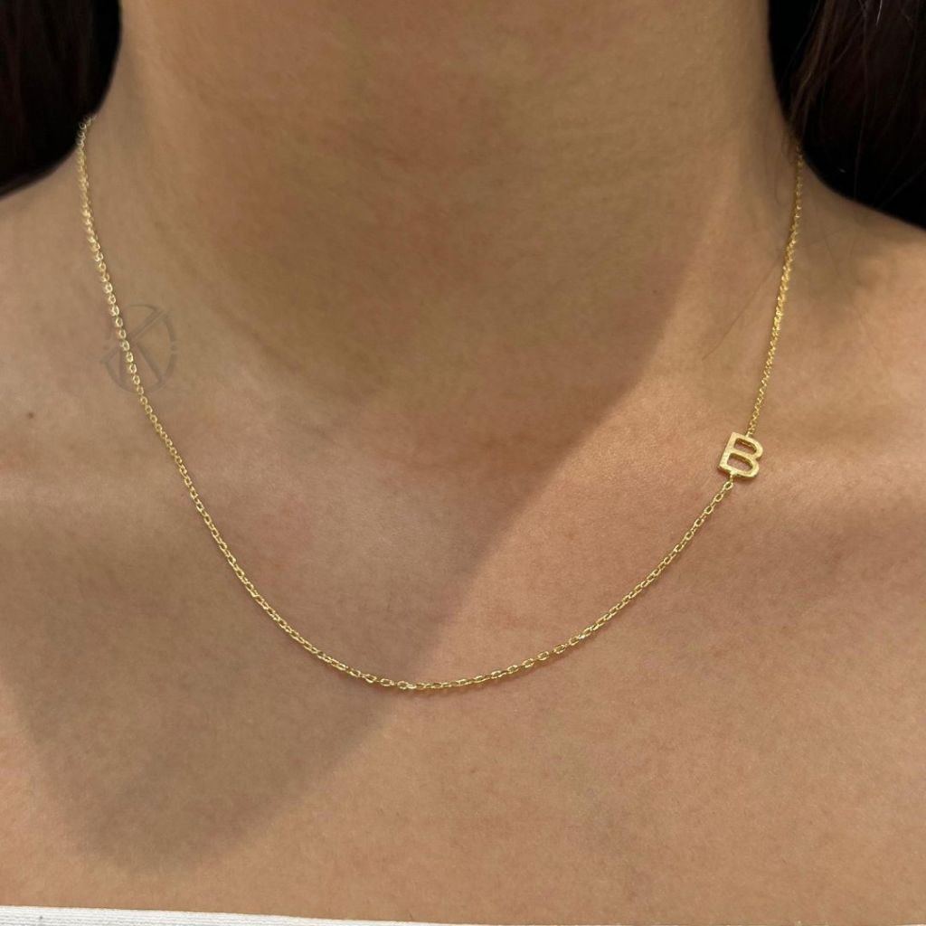 Colar Corrente com a Letra Inicial - Modelo com a Letra na Lateral Banhado em Ouro 18K ou Prata 925 em Oferta na Shopee