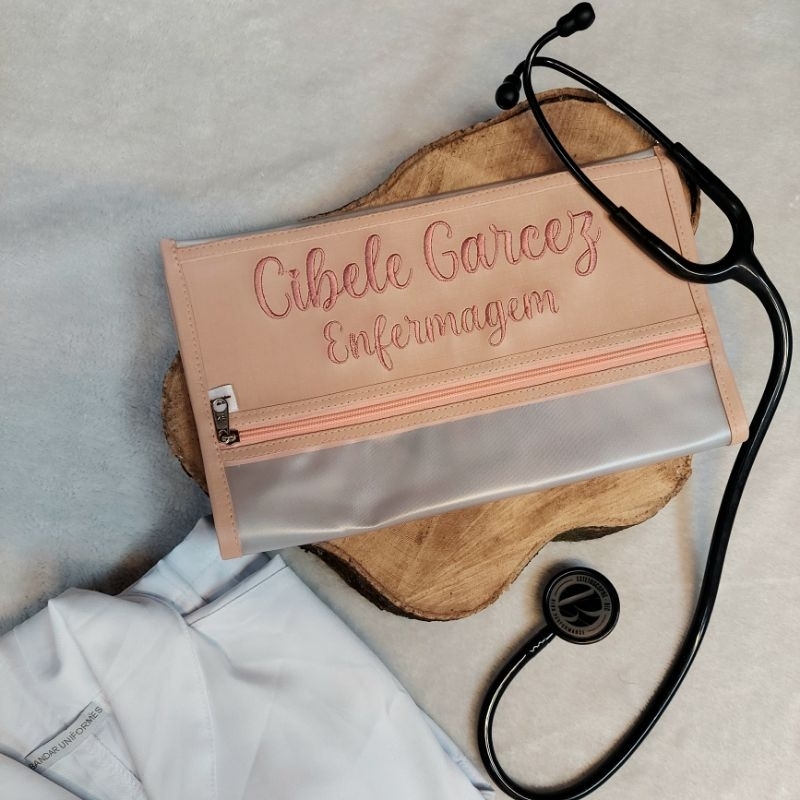 Porta jaleco scrub pijama personalizado com nome e profissão 35x30cm