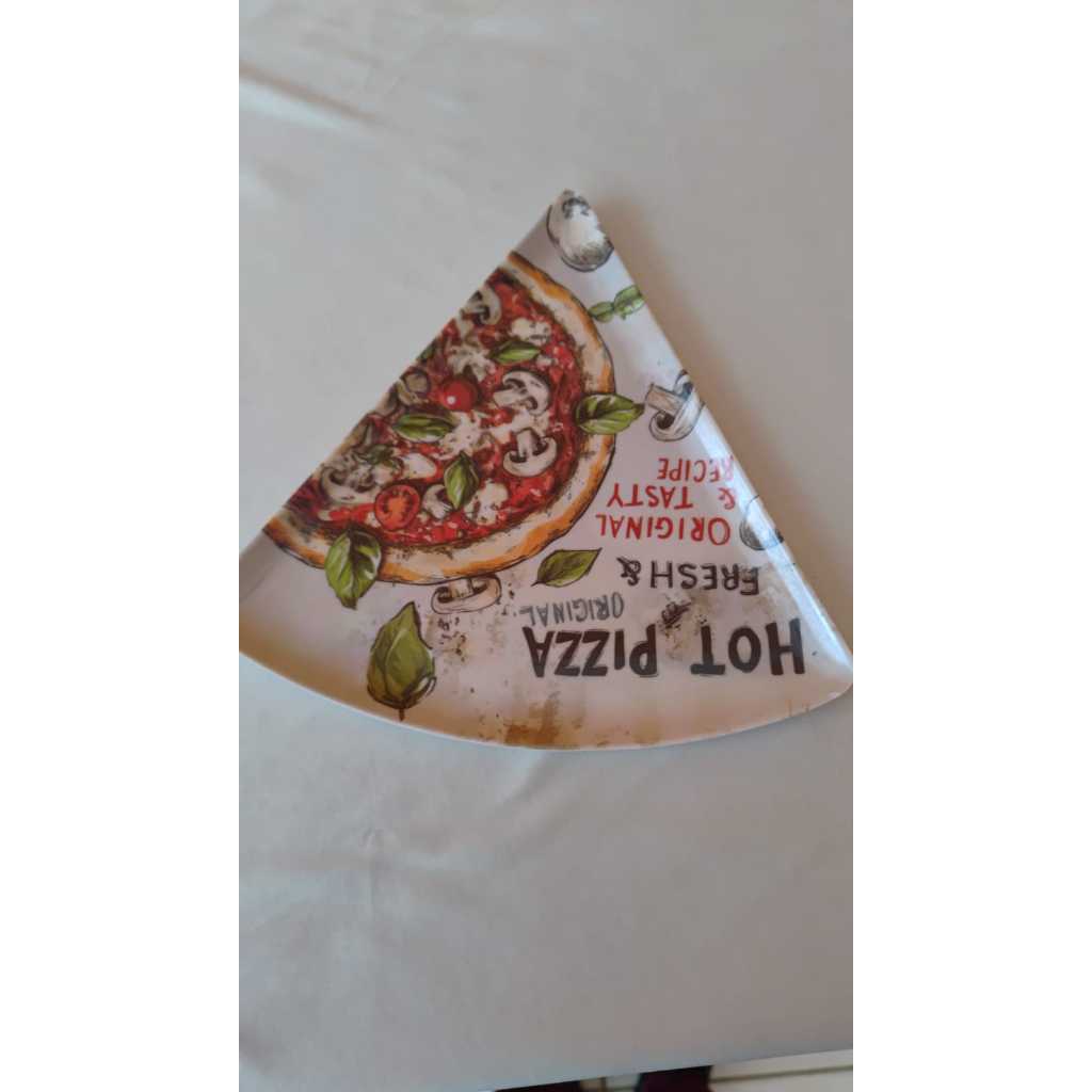 Kit 06 Prato Para Pizza Triangular Formato De Pizza Com Frase Hot Pizza 22x22 Em Melamina Cor Creme