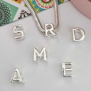 Berloque Letra Separador Inicial Banhada a Prata em Oferta na Shopee