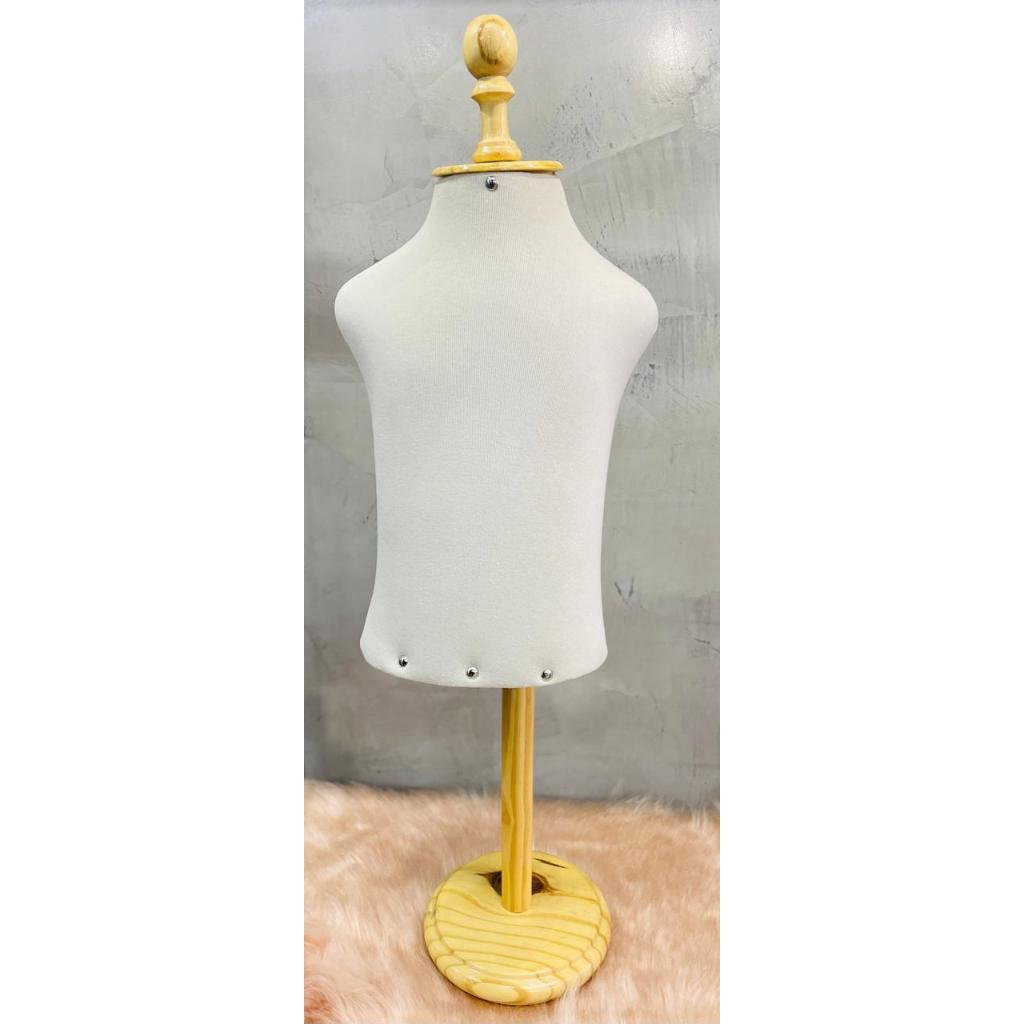Busto infantil com pedestal e acabamento em madeira
