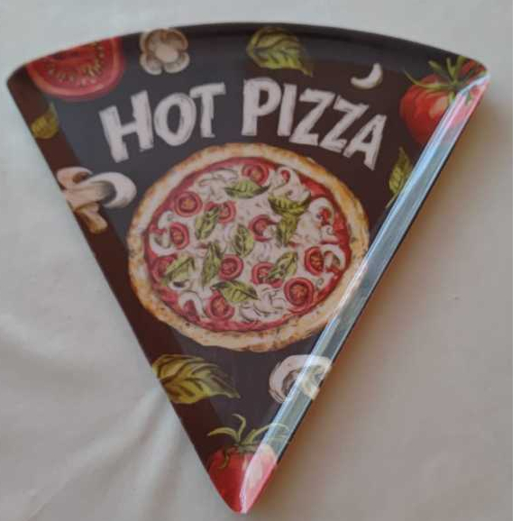 Kit 04 Prato Para Pizza Triangular Formato De Pizza Com Frase Hot Pizza 22x22 Em Melamina Cor Preta