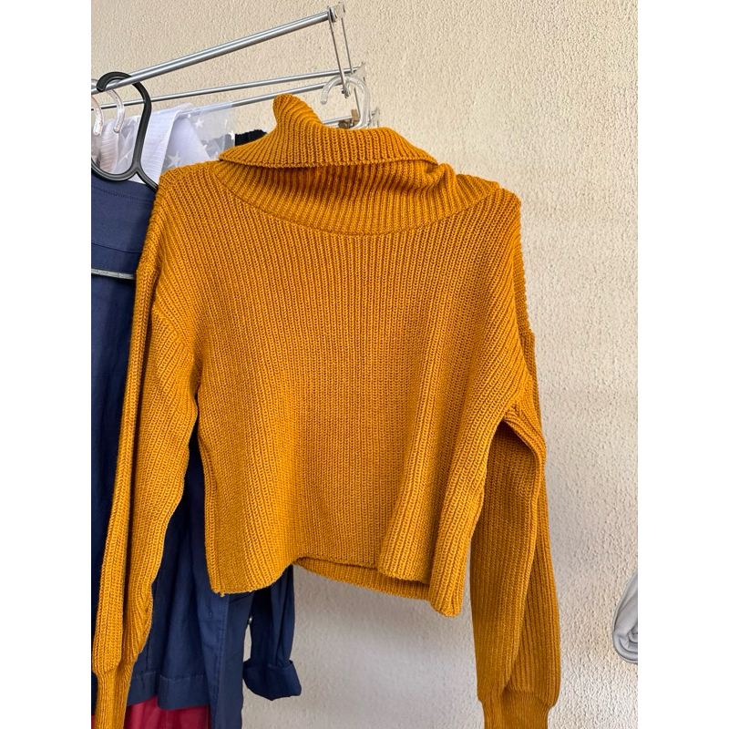 Blusa cropped tricot estilosa gola alta e detalhe na manga amarelo mostarda amarela estilo lã tricot