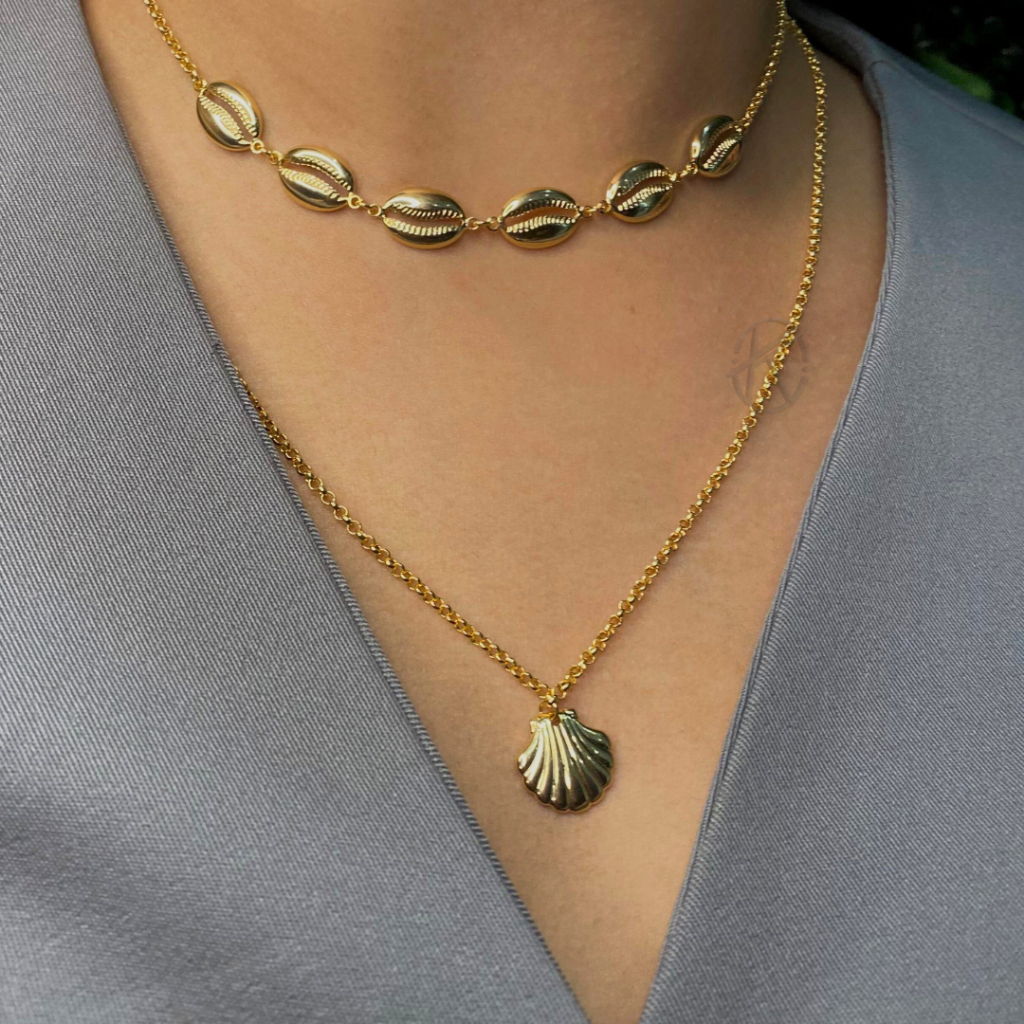 Corrente Colar Feminino Duplo com Pingente de Concha e Búzios Dourado - Semijóia Banhado em Ouro 18k